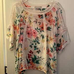 Beautiful floral top.  Great for summer